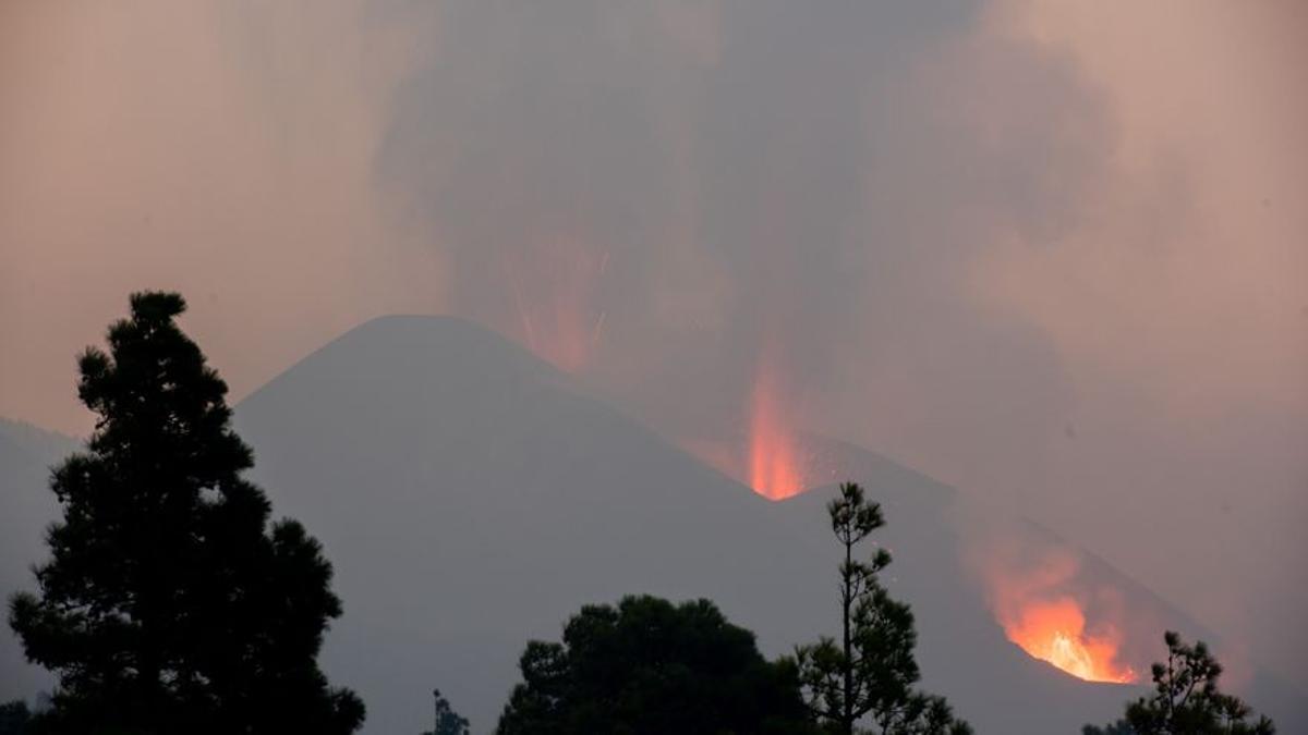 El con del volcà de La Palma s’esfondra a la cara nord i emet colades en diverses direccions