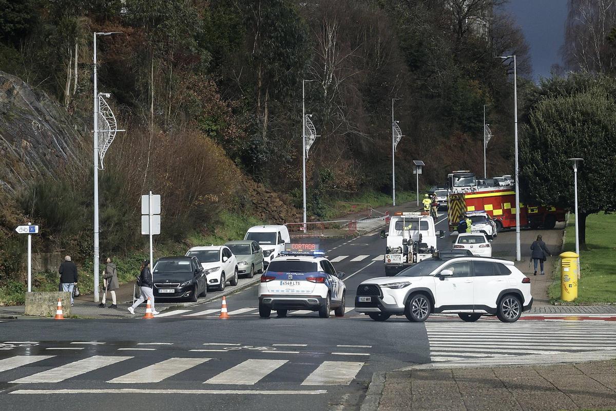 Bomberos y Policía Local acordonan la zona del desprendimiento en Fontiñas