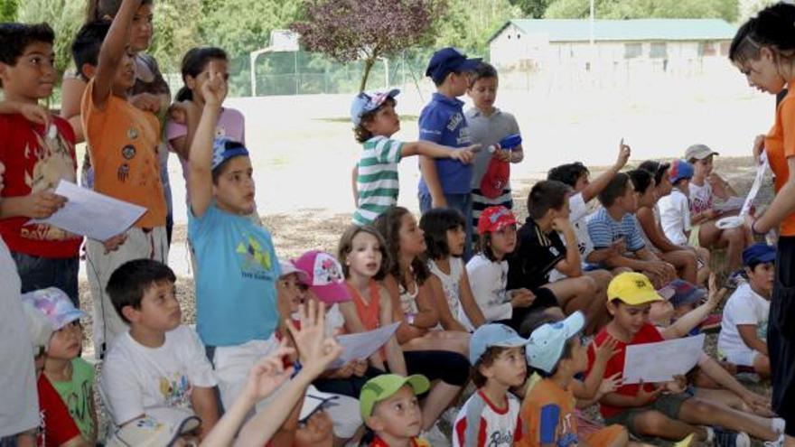 Los pequeños que participan en el primer turno de acampada urbana posando ayer en las proximidades de la estación con sus monitores.