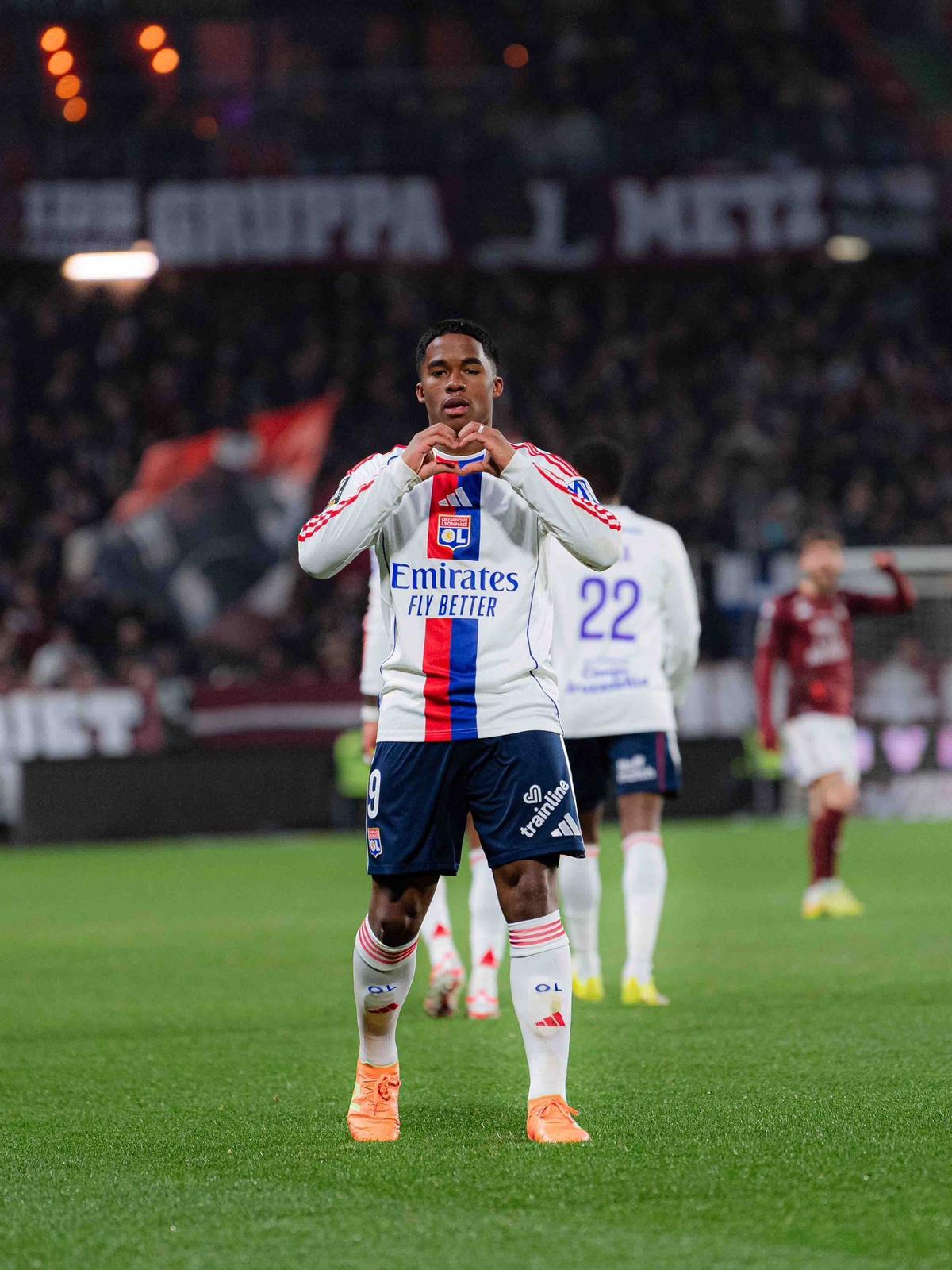 Endrick, delantero del Madrid cedido en el Lyon, anotó tres goles ante el Metz