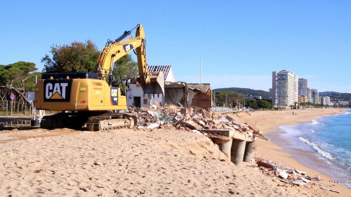 Enderroquen l'edifici de l'Escola de Vela de Platja d'Aro que les garbinades van descalçar fa un mes