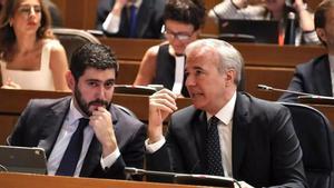 Alejandro Nolasco y Jorge Azcón, durante el último pleno en las Cortes de Aragón. /