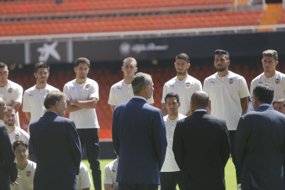 El rey Felipe VI felicita a la plantilla del Valencia CF por conseguir la Copa