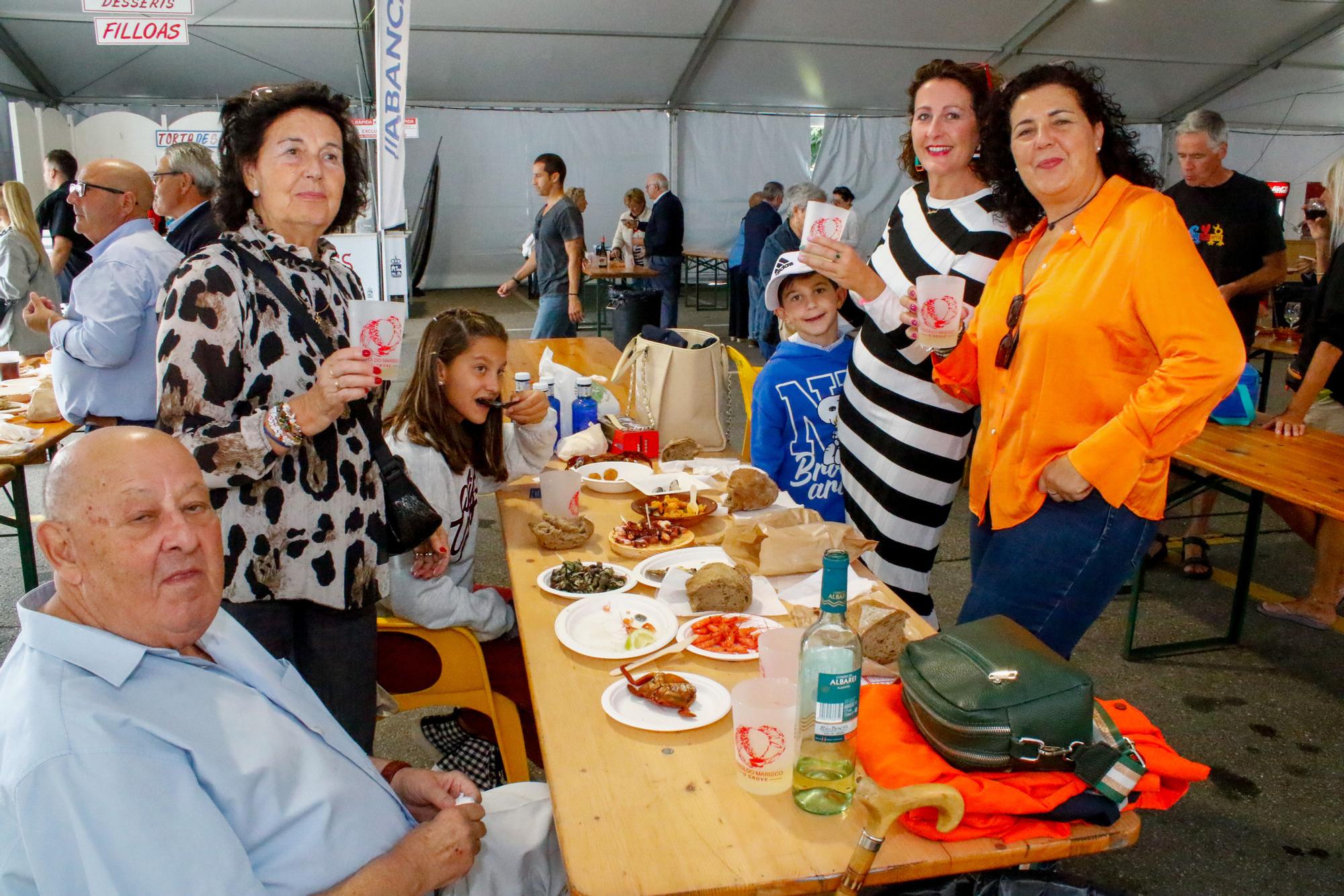 Algunos de los comensales que acudieron ayer a la fiesta.