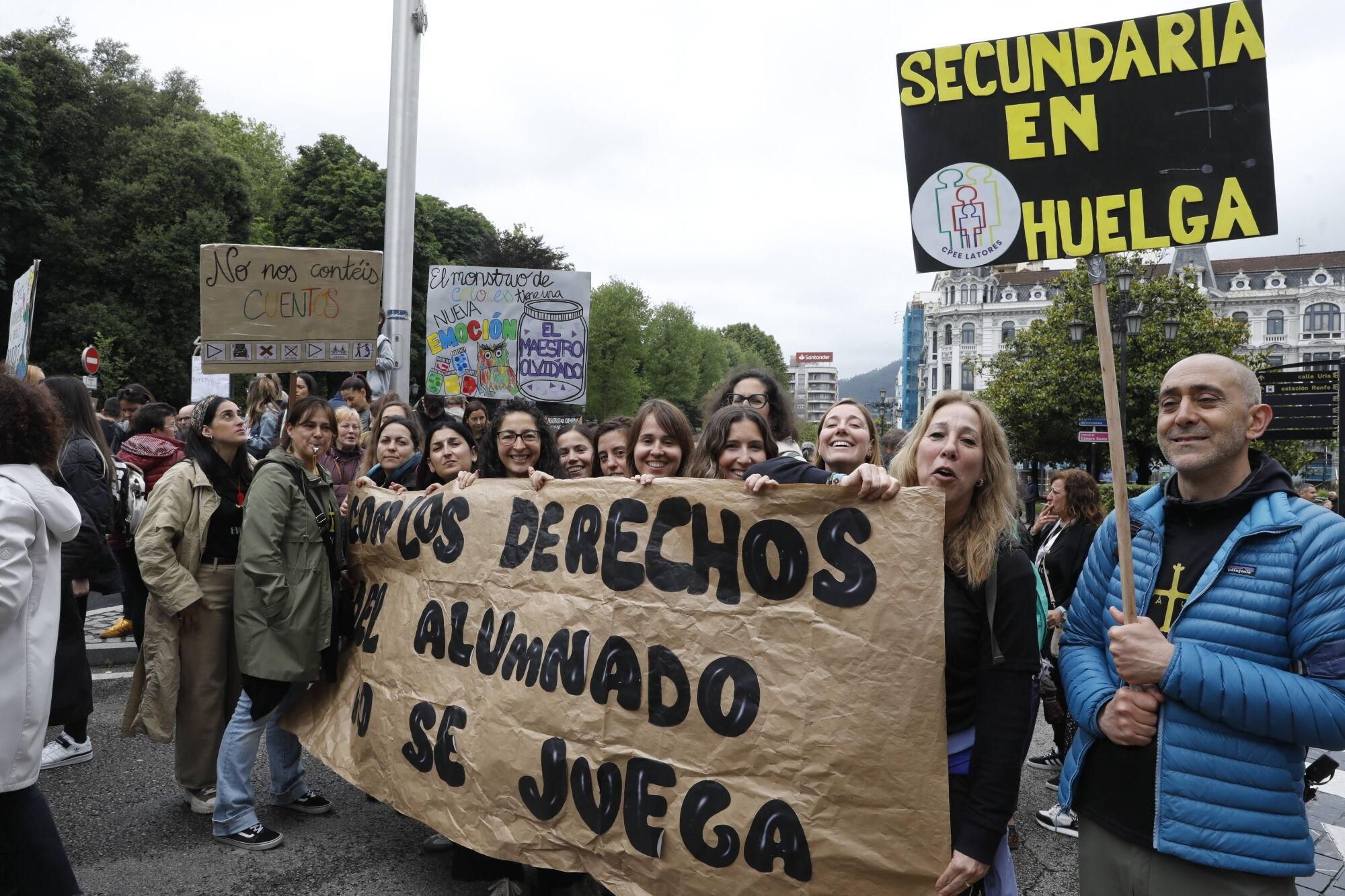 EN IMÁGENES: Nueva manifestación masiva de los docentes, que acabó en la Junta General 