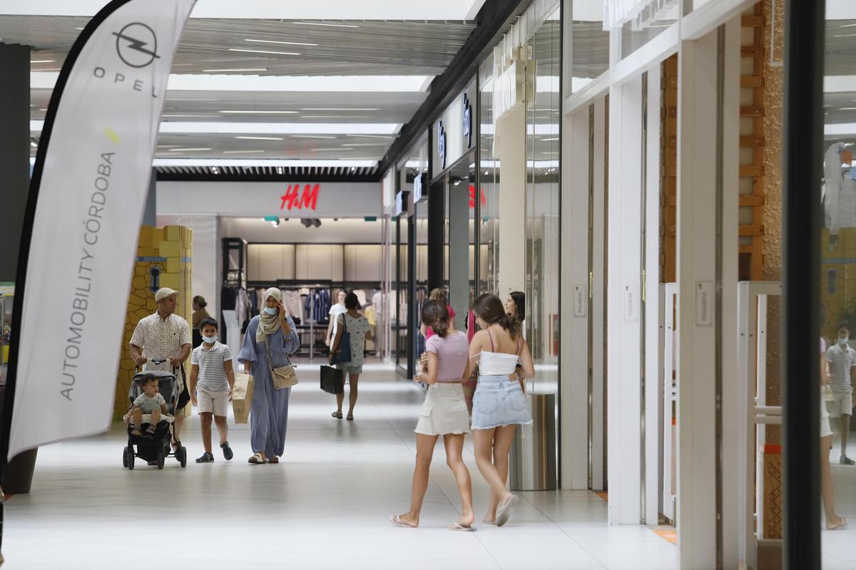 Público pasea en el centro comercial La Sierra, en una imagen de archivo.
