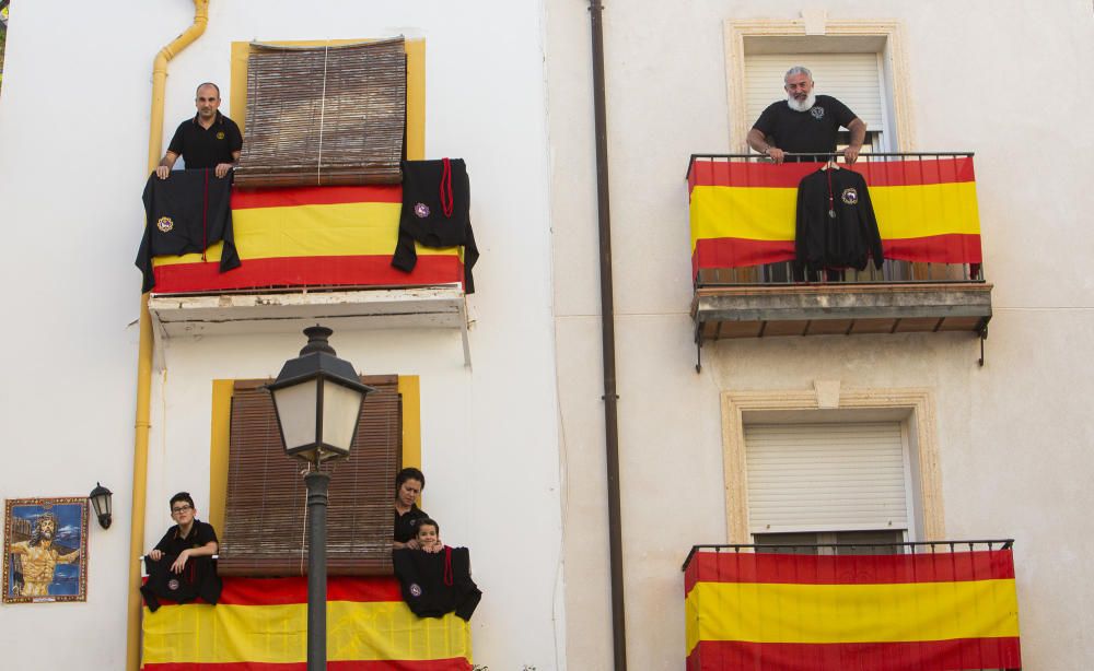 Vestas de la hermandad de Santa Cruz engalanan los balcones