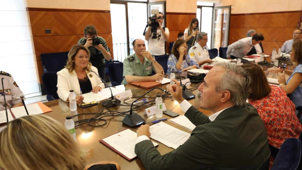 Rosa Serrano y Jorge Azcón, en frente, durante la reunión de la Junta Local de Seguridad de este martes.