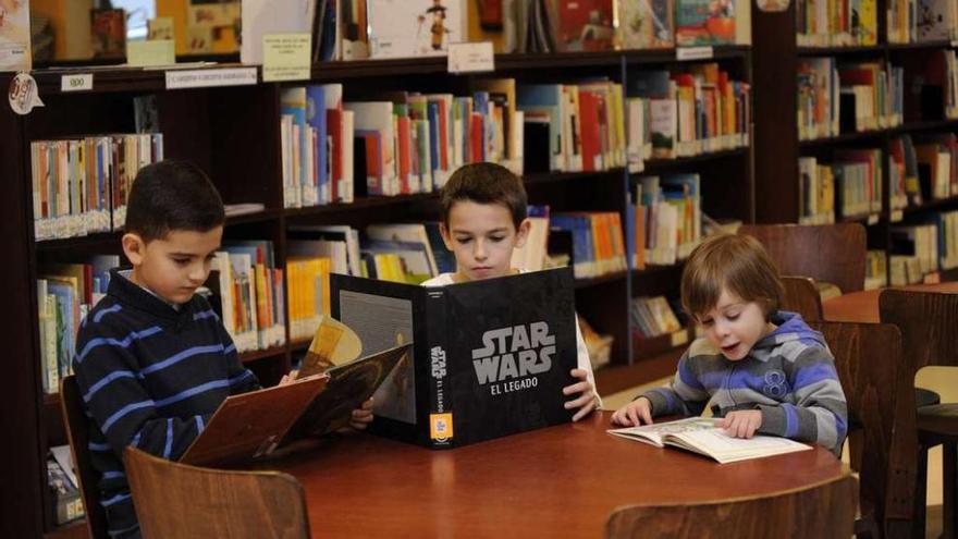 Los niños premiados como &#039;superlectores&#039;, de izquierda a derecha, Daniel Lorenzo, Hugo Lucí y Gabriel Martínez. carlos pardellas