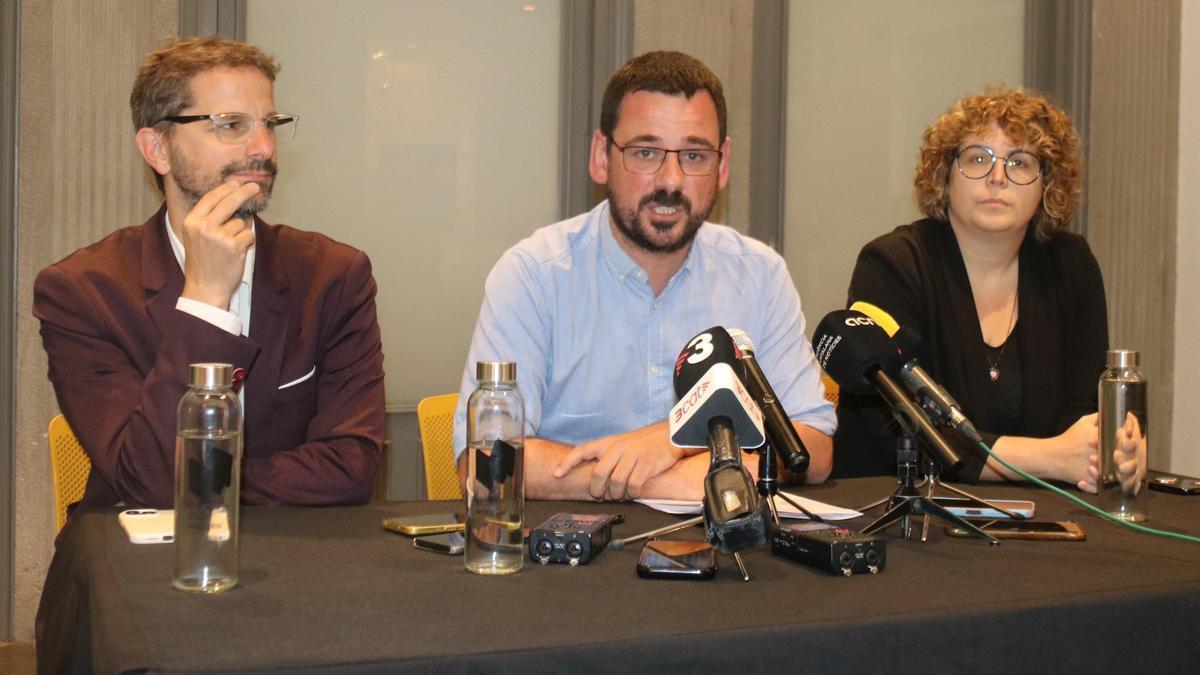 L'alcalde de Girona, Lluc Salellas, acompanyat pels tinents d'alcaldia Sergi Font i Sílvia Aliu en una roda de premsa al Modern.