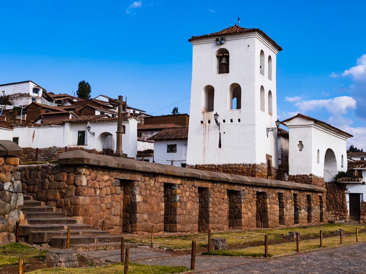 Impresionante vista del casco antiguo de Chinchero, con muros de piedra inca y casas blancas coloniales, valle sagrado cerca de Cusco, Perú