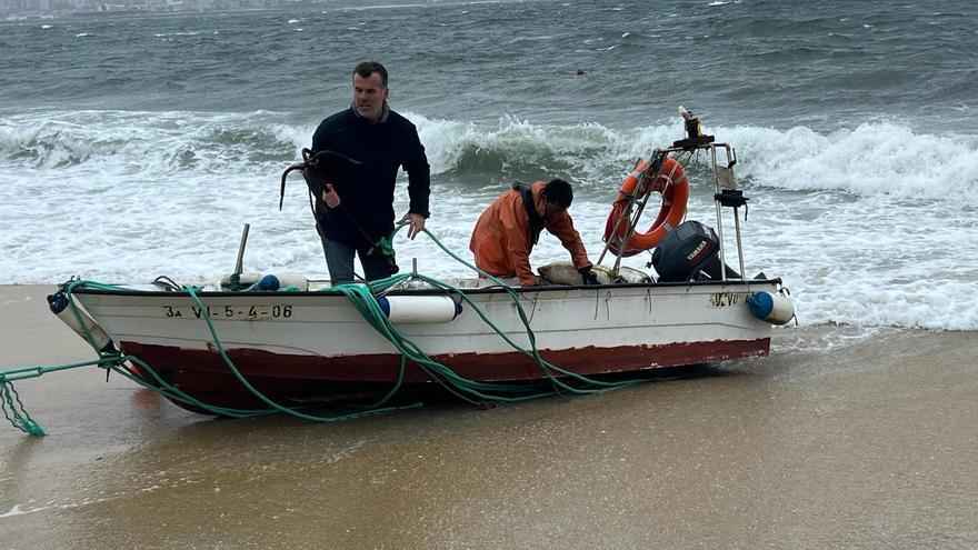 Rescatan la embarcación de un marinero que salió a faenar en Cangas pese a la alerta naranja en la costa