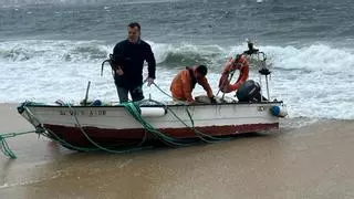Rescatan a un marinero que salió a faenar en Cangas pese a la alerta naranja en la costa