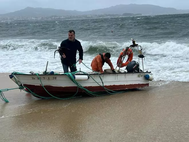 Rescatan a un marinero que salió a faenar en Cangas pese a la alerta naranja en la costa