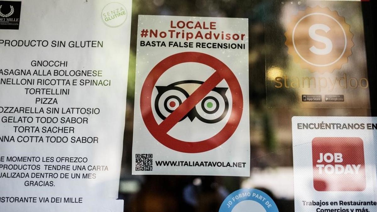 Cartel del restaurante Via dei Mille de Barcelona en el que se posiciona en contra de TripAdvisor. 