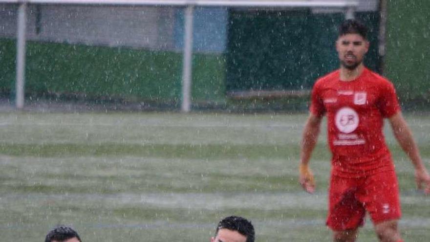 Una disputa de balón ayer en el campo de Laxes. // Gonzalo Núñez