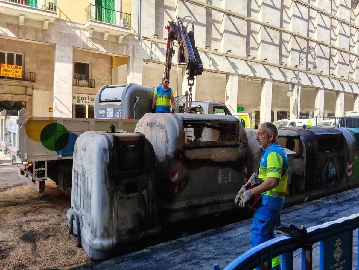 Las llamas han afectado a varios depósitos de basuras y escaparates y fachadas de edificios cercanos