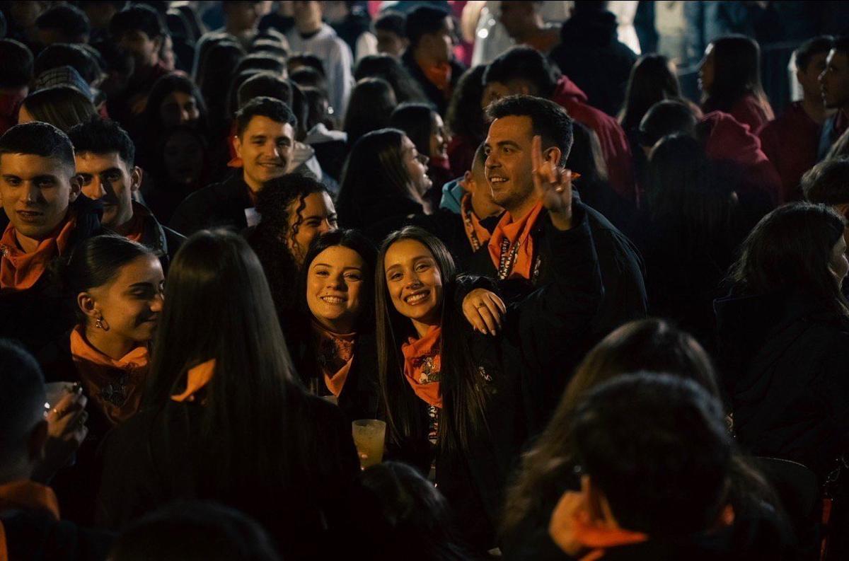 Un grupo de falleros en la Nit del Foc de Sant Jordi.
