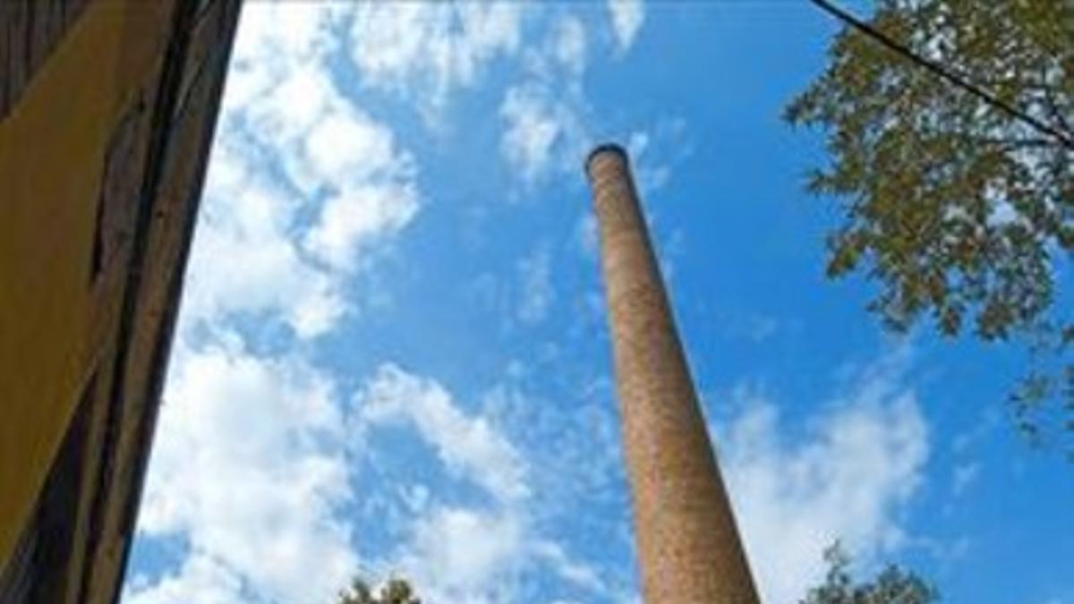 Recuerdo 8 La chimenea  es lo que queda de la fábrica textil.