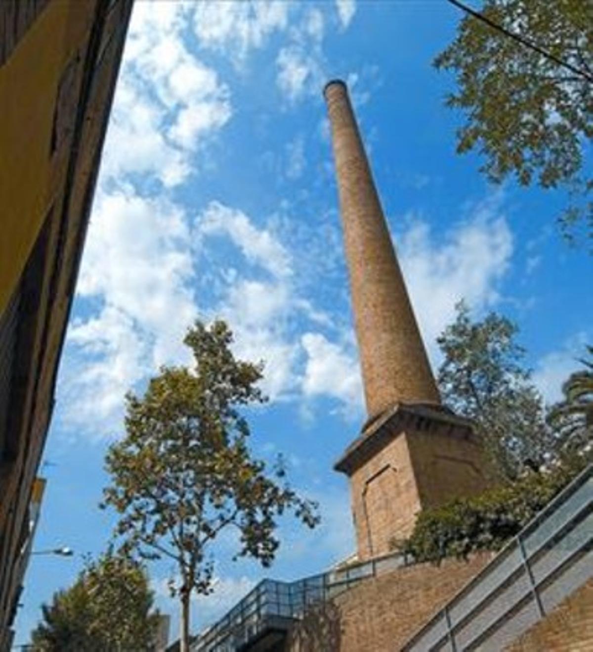 Record 8 La xemeneia  és l’únic que queda de la fàbrica tèxtil.