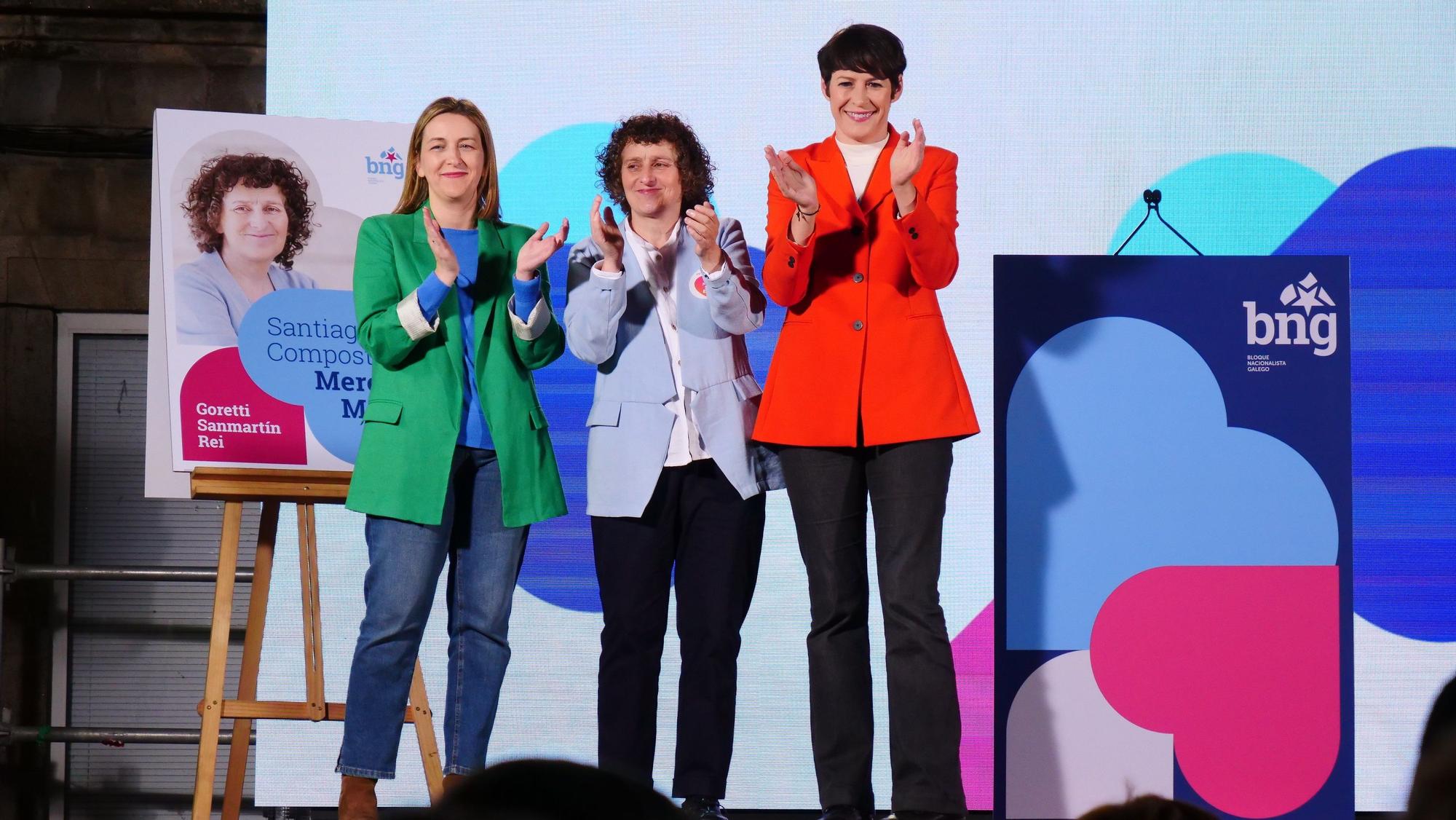 Goretti Sanmarttin, condidata a la alcaldía de Santiago, junto a Ana Pontón, líder del BNG autonómico, y Miriam Louzao, segunda na lista do BNG