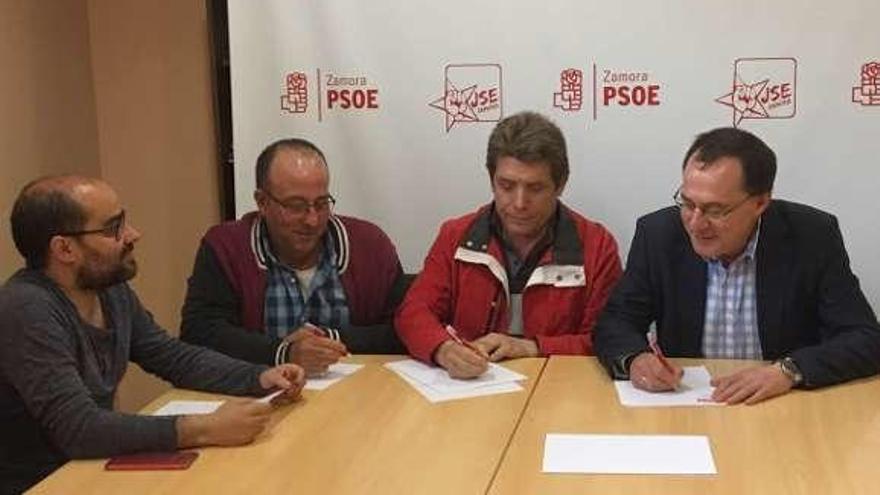 Los concejales socialistas de Villamayor reunidos con Blanco y Folgado.