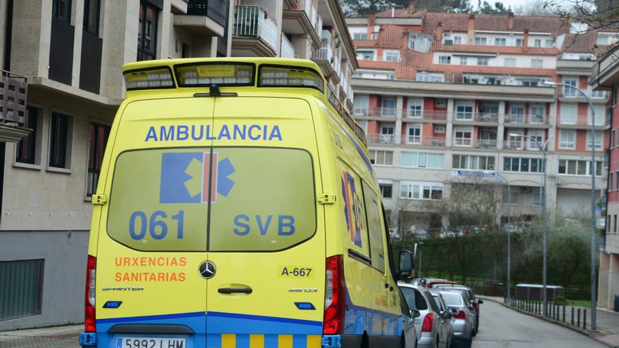 Evacuado al hospital tras un incendio en su vivienda en Covelo