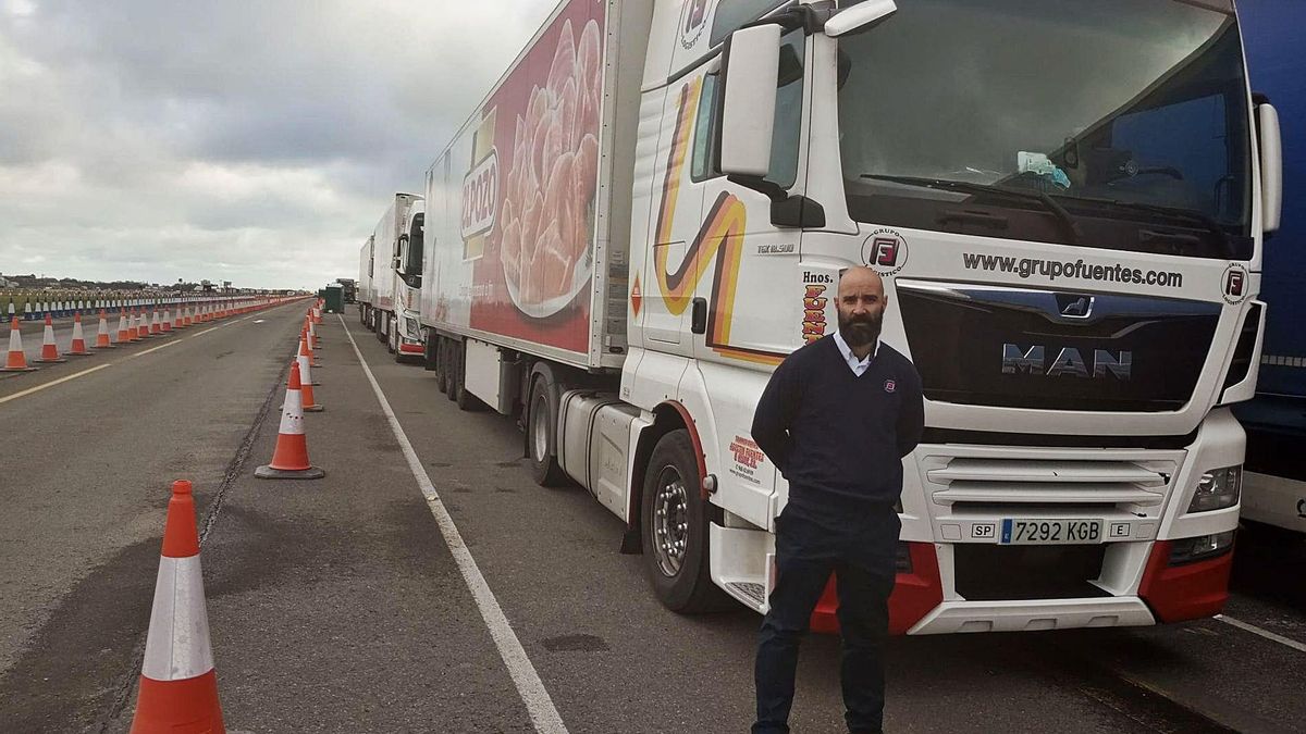 El transportista Juan Antonio Simón, residente en Crevillent, parado en Dover y con una larga fila de camiones detrás. |