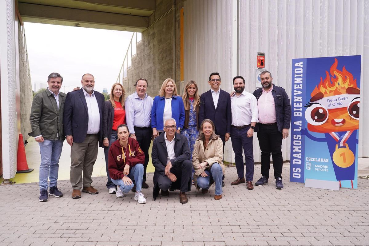 Sanz  y Cea con concejales de distritos participantes en las Escoladas 2026