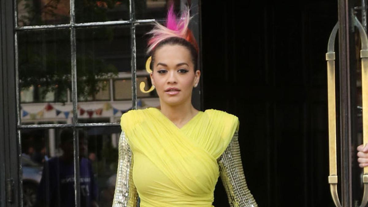 Moño tricolor y vestido vitaminado: el estilismo tropical de Rita Ora