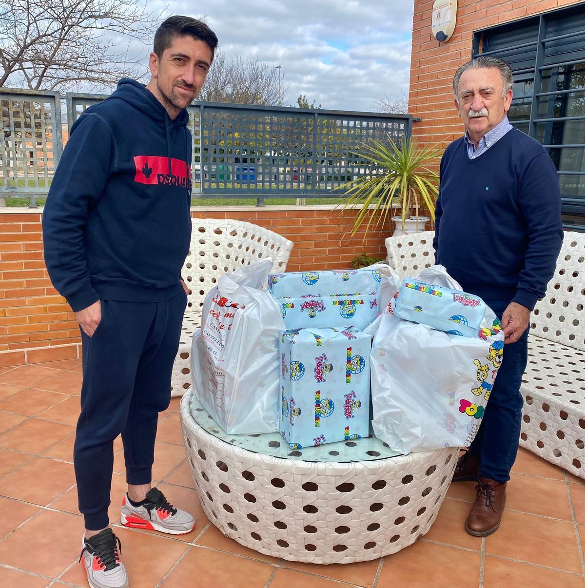 El jugador del CD Castellón Pablo Hernández con los jugiutes que donará este domingo