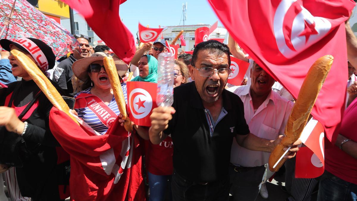 Tunis (Tunisia), 18/06/2022.- Supporters of Tunisia's Free Destourian Party shout slogans during a demonstration against Tunisian President Kais Saied and against the holding of the referendum of 25 July 2022, in Tunis, Tunisia, 18 June 2022. According to Abir Moussi, leader of Tunisia's Free Destourian Party (PDL), thousands of Tunisians are against the holding of the referendum, which she described as illegal. (Protestas, Túnez, Estados Unidos, Túnez) EFE/EPA/MOHAMED MESSARA