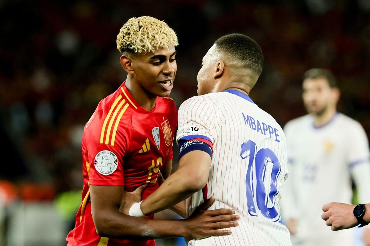 Stuttgart (Germany), 05/06/2025.- Spain’s Lamine Yamal (L) and France's Kylian Mbappe interact during the UEFA Nations League semi-final soccer match between Spain and France, in Stuttgart, Germany, 05 June 2025. (Francia, Alemania, España) EFE/EPA/RONALD WITTEK