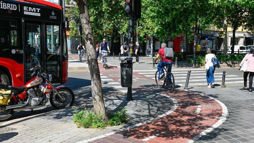 València baja de la acera el carril bici de la avenida de la Plata para ganar espacio peatonal
