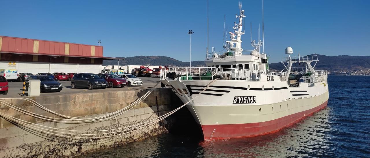 El &quot;Cova Balea&quot;, amarrado en O Berbés este mes.