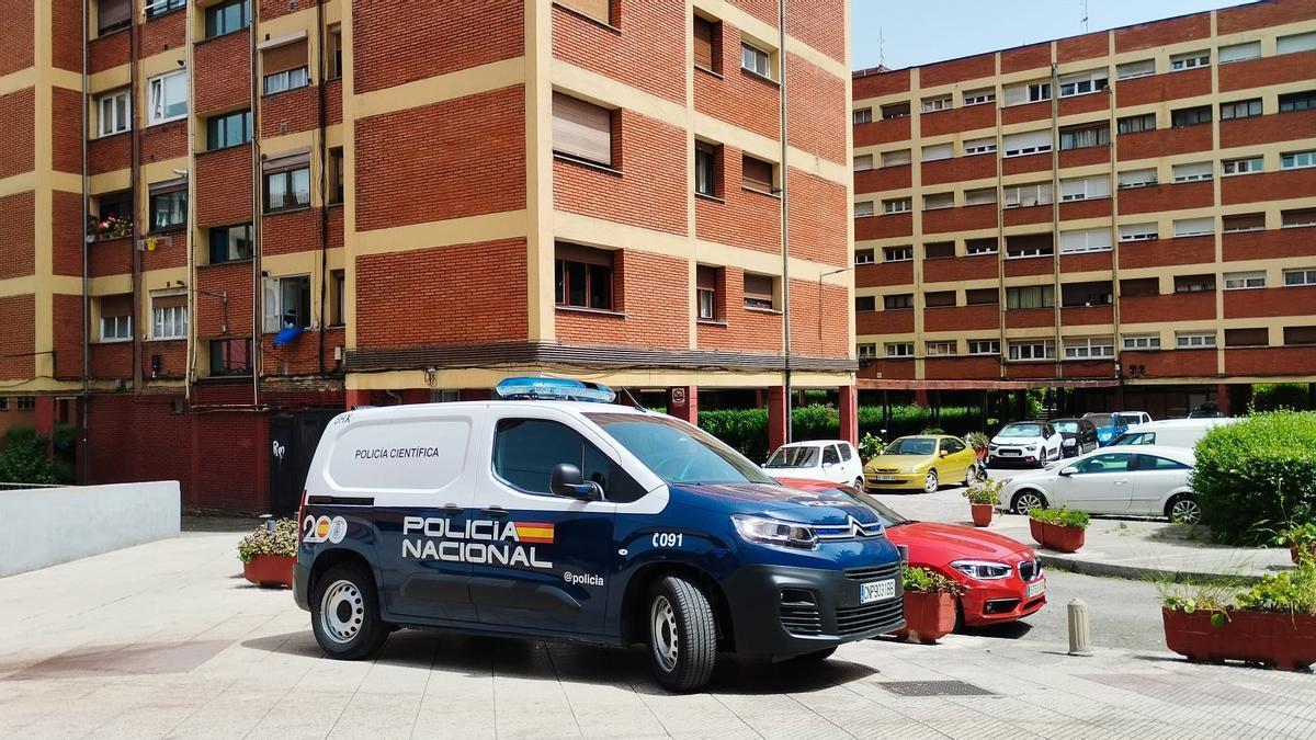 Una furgoneta de la Policía Científica frente al edificio en el que ocurrieron los hechos.