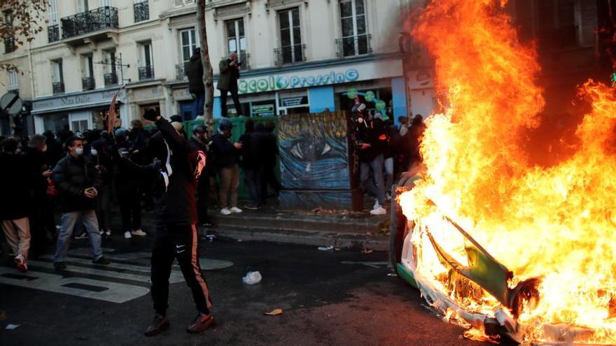 Policia i manifestants s&#039;enfronten a París durant la manifestació contra la llei de seguretat integral