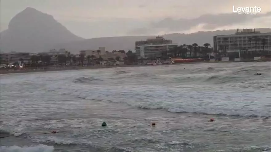 Así está hoy la playa del Arenal de Xàbia: temporal, lluvia y bandera roja