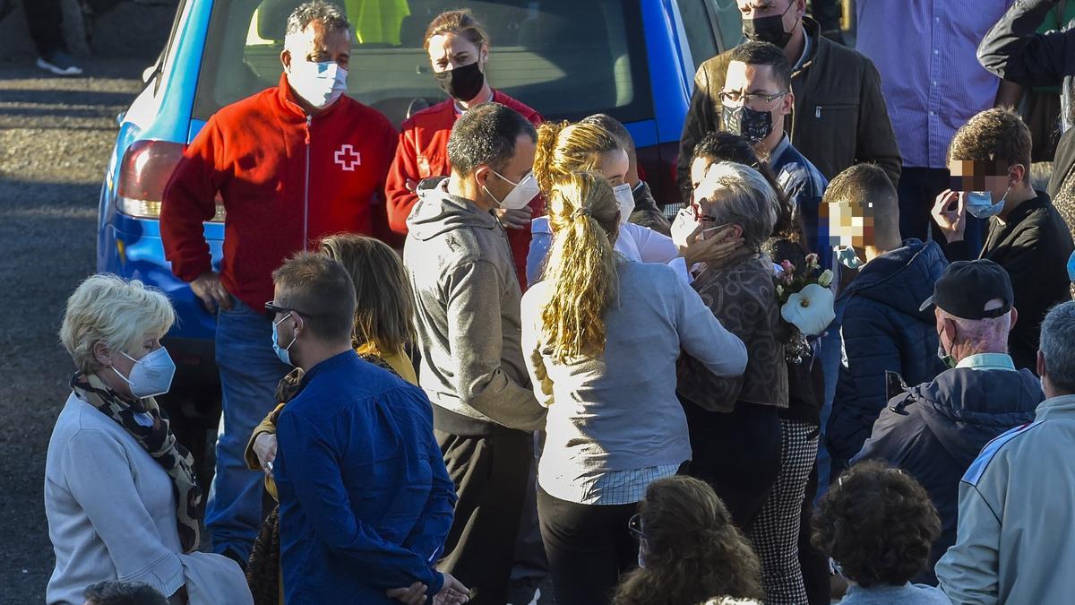 Emotiva despedida en Artenara al padre y las hijas fallecidas en el accidente de Pinos de Gáldar