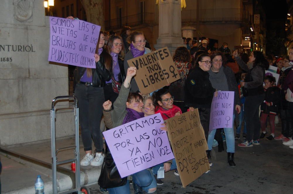 Multitudinària manifestació feminista a Figueres