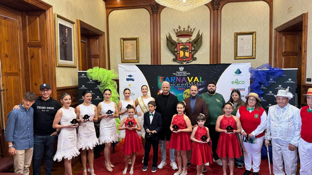 El alcalde, Francisco Linares, y el concejal de Fiestas, Alexis Pacheco, con participantes en la nueva edición del Carnaval.