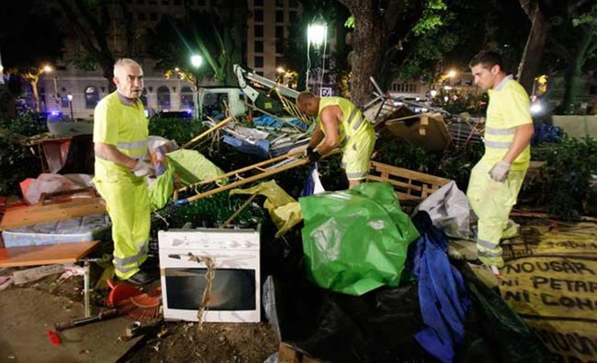 El cos de neteja de l’ajuntament ha omplert de trastos diversos camions de BCNeta durant el desallotjament dels acampats de la plaça de Catalunya dijous a la matinada.