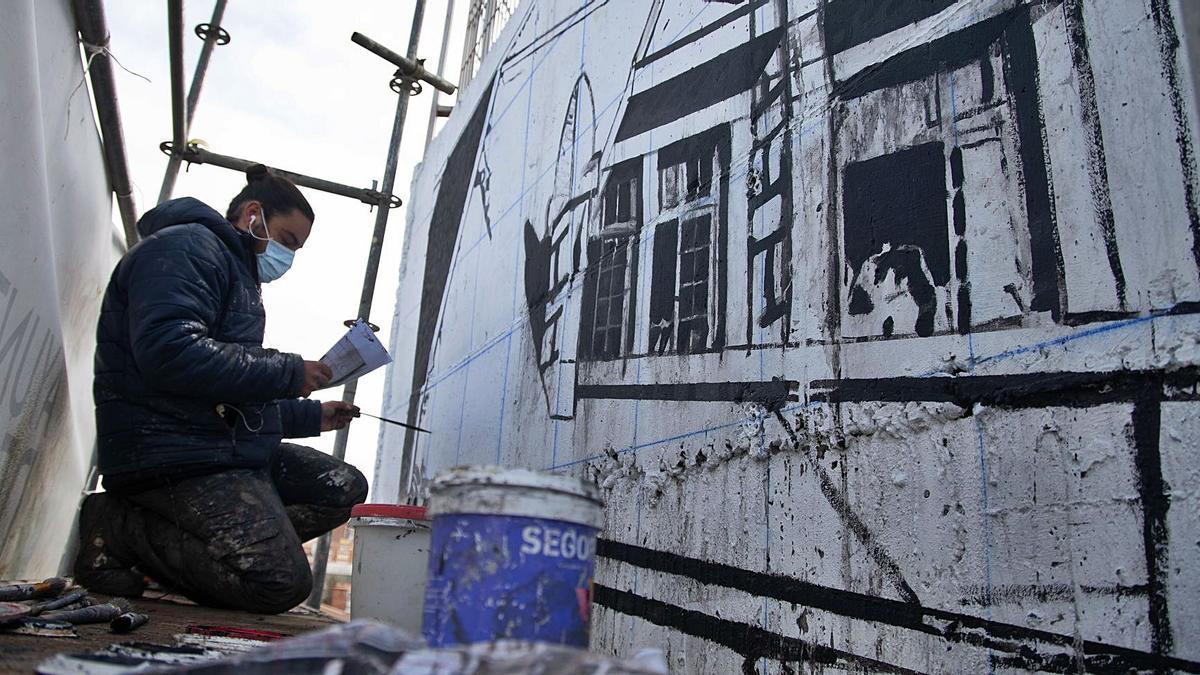 Óscar Martín Martínez comprueba sobre el papel la obra que realiza al pie del colegio Juan XXIII de San José Obrero.