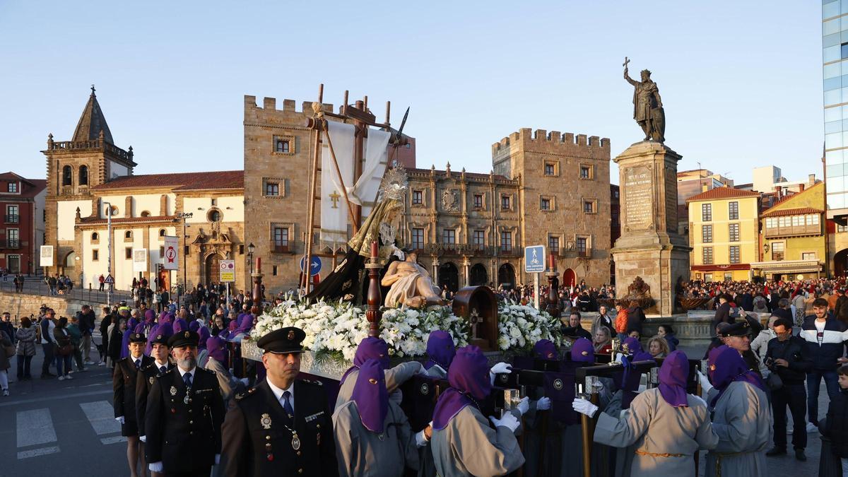 VÍDEO: Procesión del Viernes Santo en Gijón.