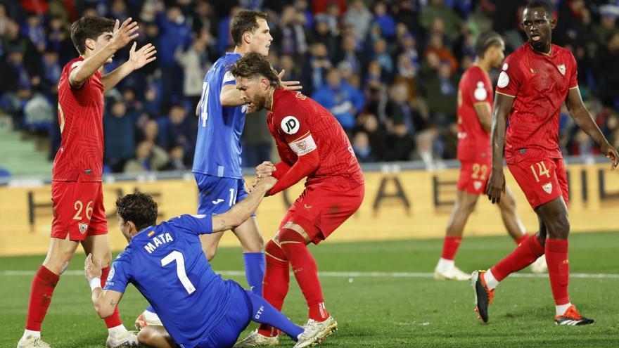 Sergio Ramos levanta a Mata en el partido entre Getafe y Sevilla. |  // EFE