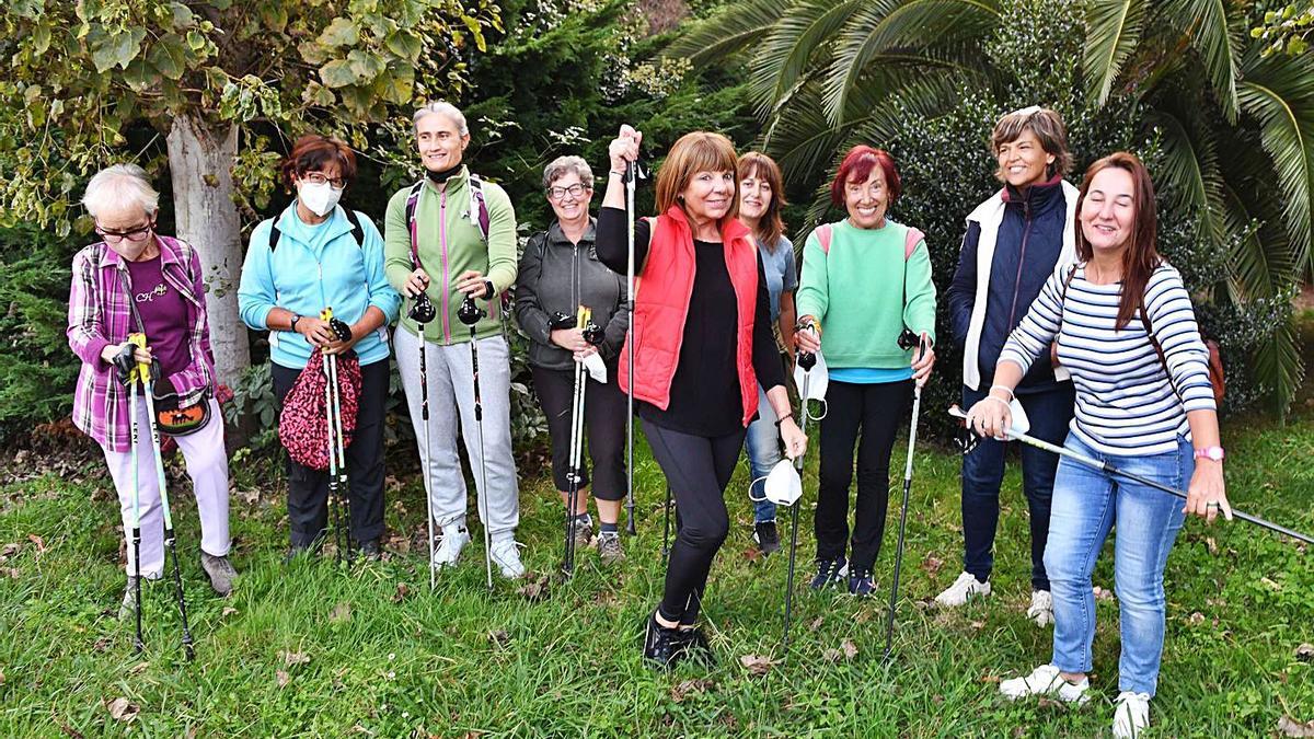 Mujeres que forman parte de la asociación Mar de Lenguas, antes de una caminata.  | // VÍCTOR ECHAVE