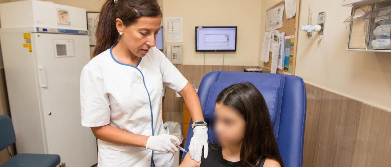 Los pediatras piden vacunar también a los chicos frente al virus del papiloma