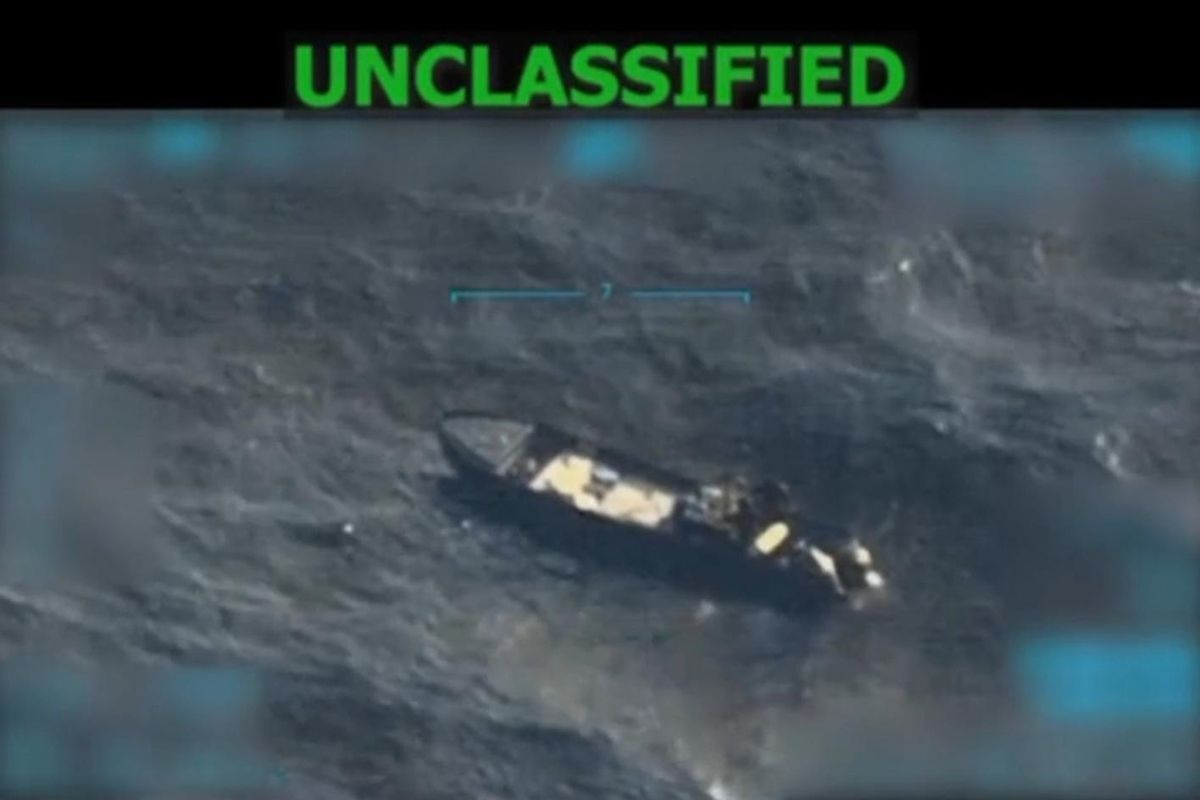 Captura de video tomado de la red social Truth Social de la cuenta @realDonaldTrump donde se ve una supuesta narcolancha del Tren de Aragua en el Mar Caribe antes de ser atacada por buques de EEUU.