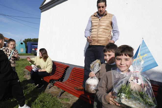 EN IMÁGENES: la singular rifa de la xata en Gozón para sortear la contagiosa enfermedad de las vacas