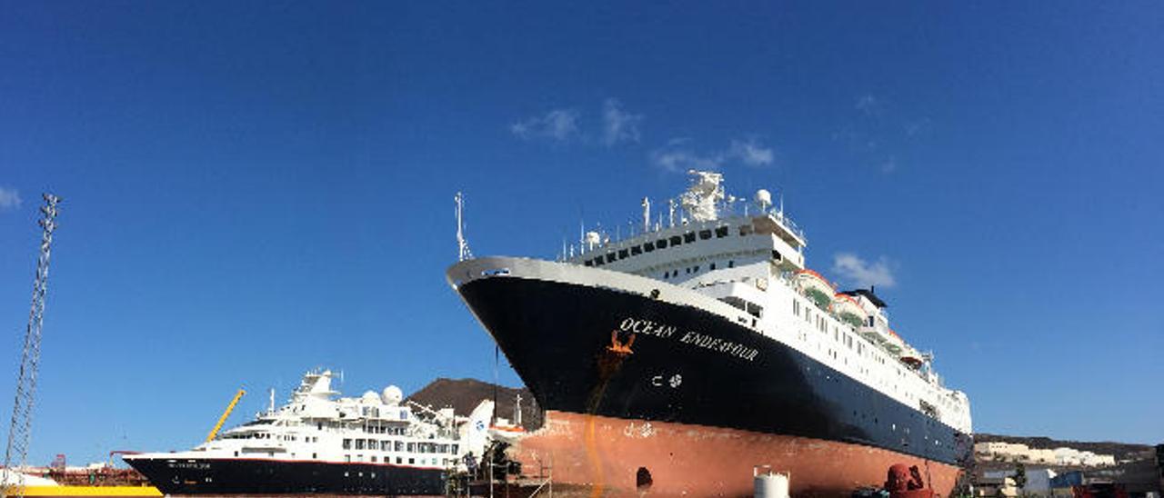 Astican repara dos cruceros de lujo que realizan periplos por los polos